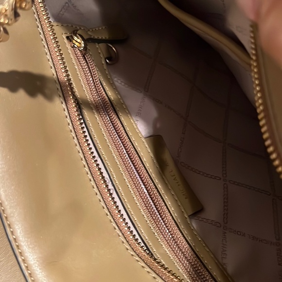 Michael Kors quilted Large Blaire North/South Chain Tote in beige - Picture 9 of 14